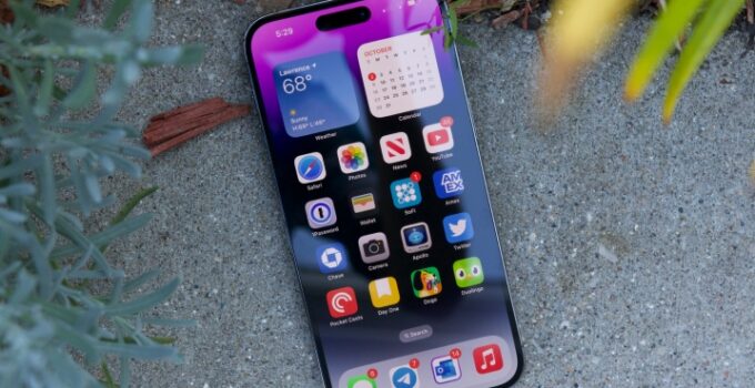 Will all iPhone 15s use the latest generation OLED screens?